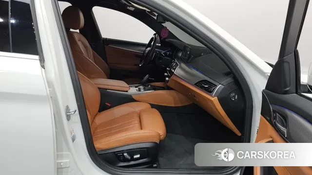 BMW 5 Series (G30) 2018 Белый из Кореи, фото 2