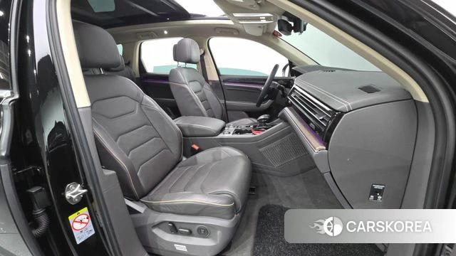 Volkswagen Touareg 3rd generation 2023 Черный из Кореи, фото 2