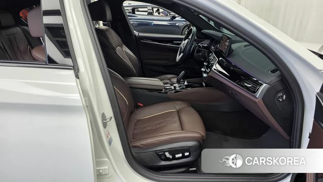 BMW 5 Series (G30) 2023 Белый из Кореи, фото 2