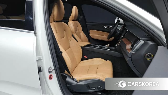 Volvo XC60 second Generation 2021 Белый из Кореи, фото 2