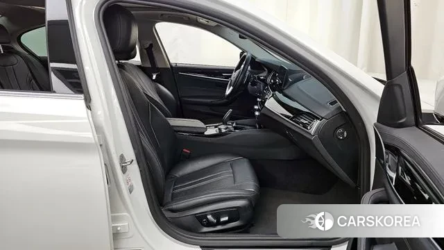 BMW 5 Series (G30) 2018 Белый из Кореи, фото 2