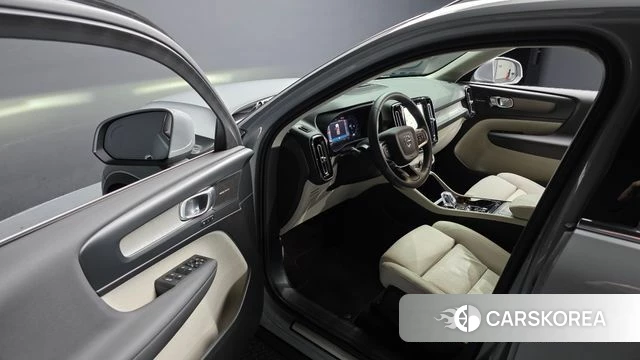 Volvo XC40 2024 Серебристо-серый из Кореи, фото 2