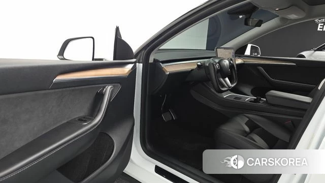 Tesla Model Y 2023 Белый из Кореи, фото 2