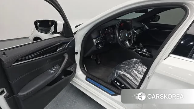 BMW 5 Series (G30) 2020 Белый из Кореи, фото 2