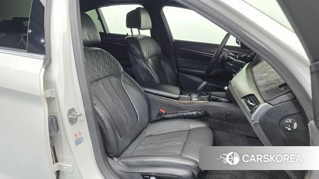BMW 5 Series (G30) 2018 Белый из Кореи, фото 2