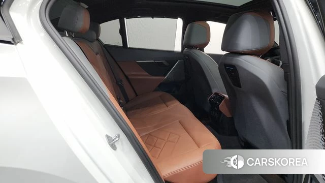 BMW 5 Series (G60) 2024 Белый из Кореи, фото 2