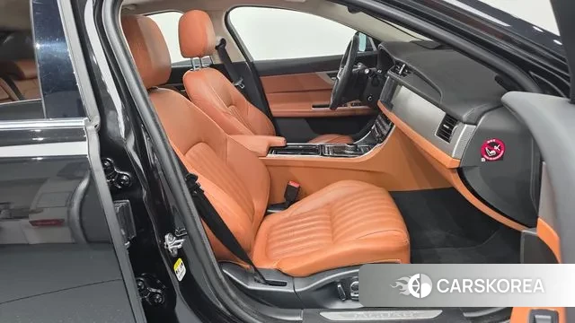 Jaguar XF (X260) 2019 Черный из Кореи, фото 2