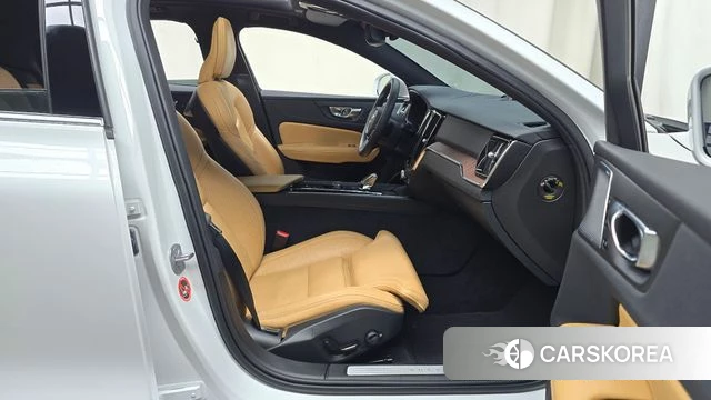 Volvo S60 3rd generation 2023 Белый из Кореи, фото 2