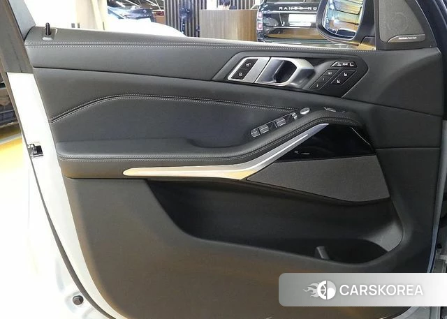 BMW X7 (G07) 2024 Серебристо-серый из Кореи, фото 2