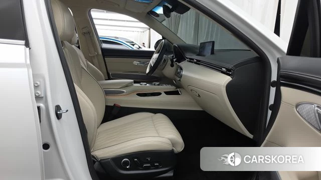 Genesis GV70 2023 Белый из Кореи, фото 2