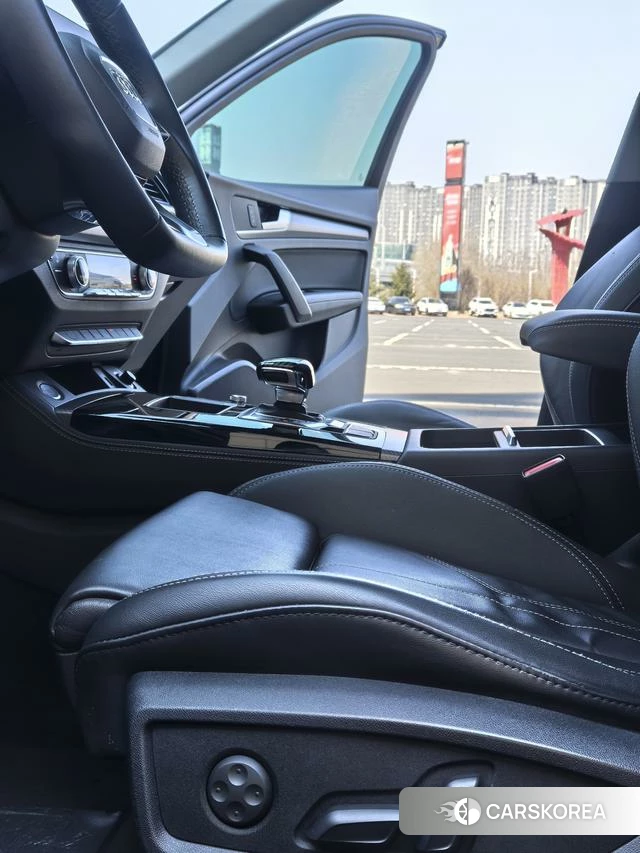 Audi Q5L 2021 Черный из Китая, фото 2