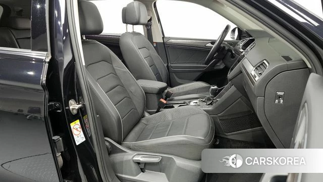 Volkswagen Tiguan Allspace 2023 Черный из Кореи, фото 2