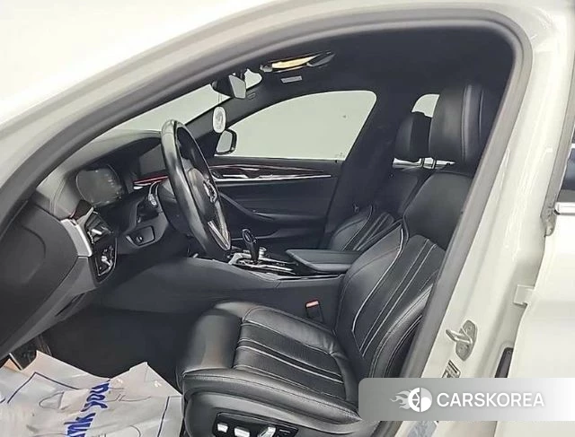 BMW 5 Series (G30) 2022 Белый из Кореи, фото 2