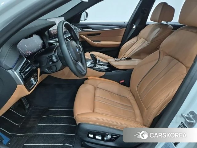 BMW 5 Series (G30) 2023 Белый из Кореи, фото 2