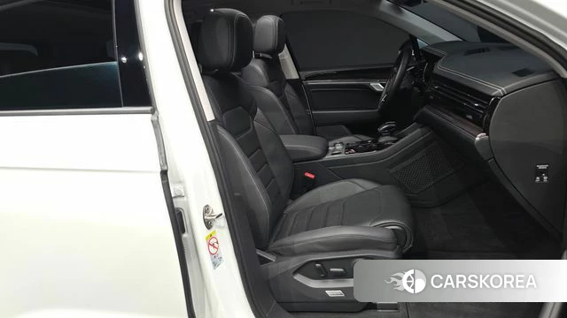 Volkswagen Touareg 3rd generation 2022 Белый из Кореи, фото 2