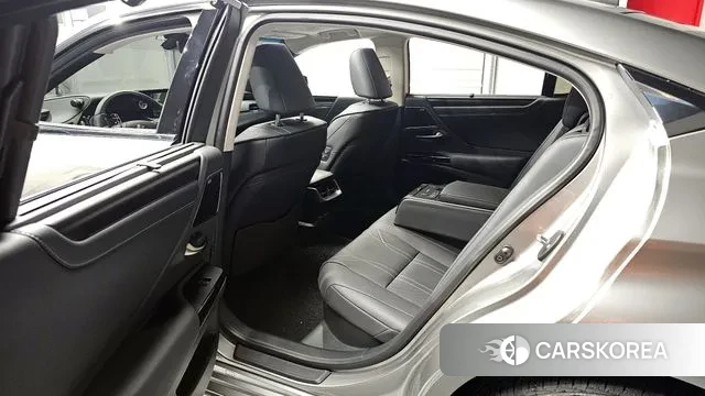 Lexus ES300h 7th generation 2025 Песочный из Кореи, фото 2