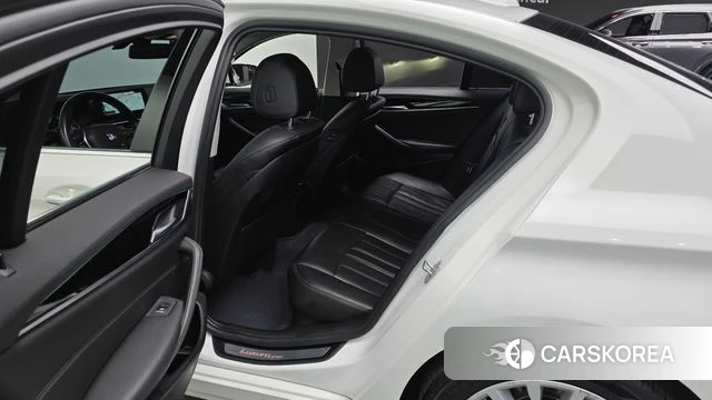 BMW 5 Series (G30) 2018 Белый из Кореи, фото 2