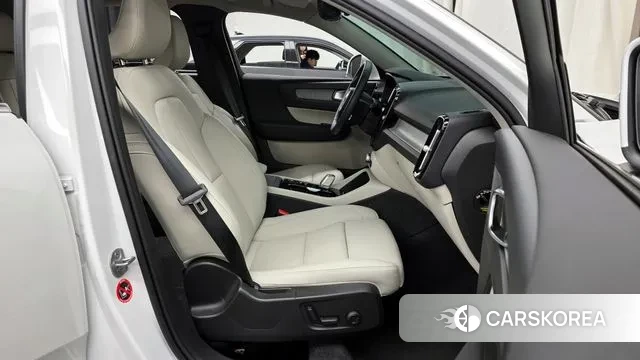 Volvo XC40 2023 Белый из Кореи, фото 2