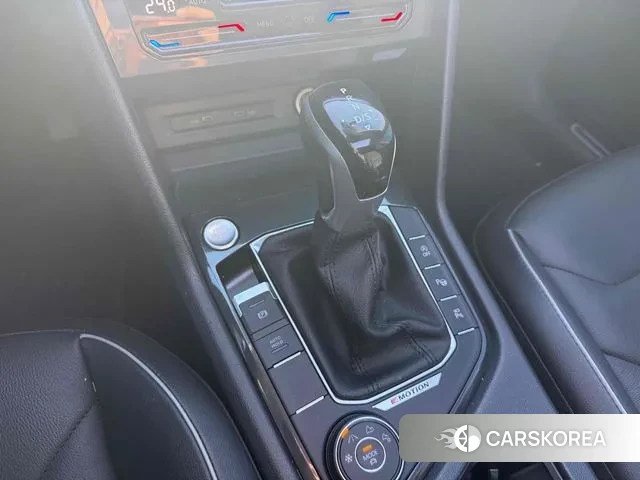 Volkswagen Tiguan second Generation 2023 Светло-серебряный цвет из Кореи, фото 2