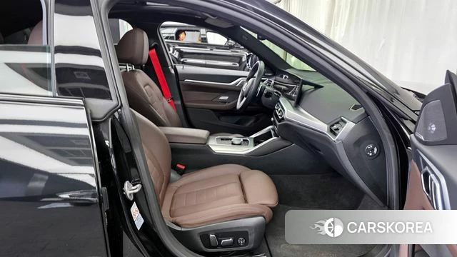 BMW 4 Series (G22) 2024 Черный из Кореи, фото 2