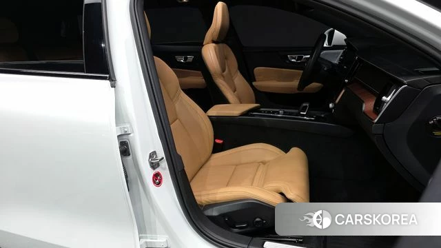 Volvo V60 Cross-Country 2nd Generation 2021 Белый из Кореи, фото 2
