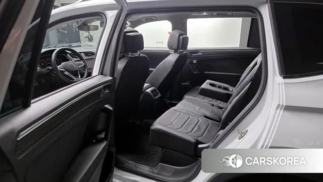 Volkswagen Tiguan Allspace 2023 Белый из Кореи, фото 2