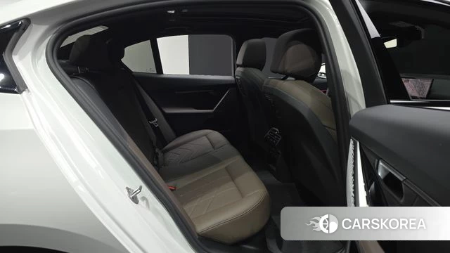 BMW 5 Series (G60) 2025 Белый из Кореи, фото 2