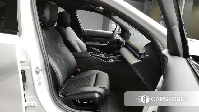 BMW 5 Series (G60) 2023 Белый из Кореи, фото 2