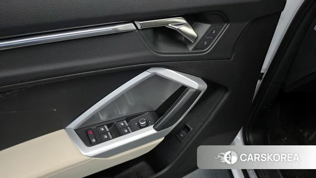 Audi Q3 (F3) 2023 Белый из Кореи, фото 2