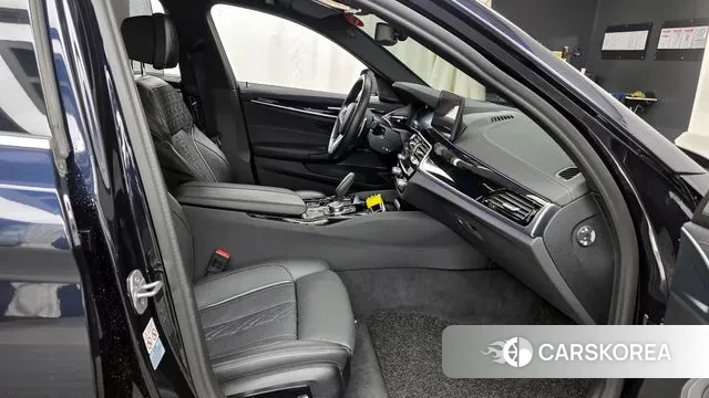 BMW 5 Series (G30) 2022 Черный из Кореи, фото 2