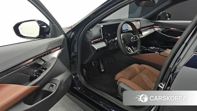 BMW 5 Series (G60) 2026 Черный из Кореи, фото 2