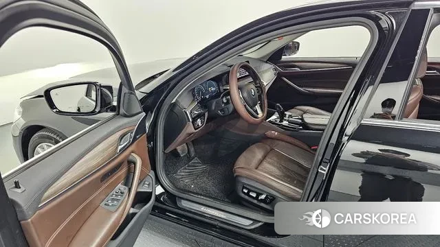 BMW 5 Series (G30) 2019 Черный из Кореи, фото 2