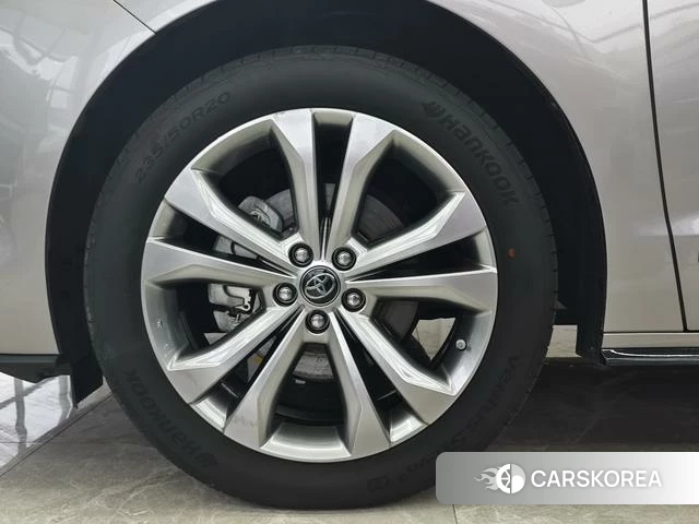 Toyota Saina 2023 Серебристо-серый из Китая, фото 2