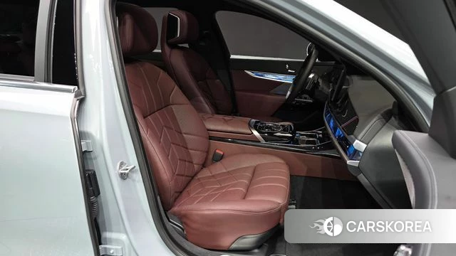 BMW 7 Series (G70) 2025 Цвет галактики из Кореи, фото 2