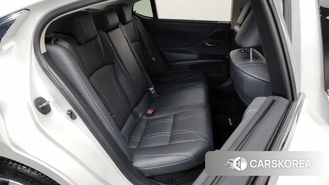Lexus ES300h 7th generation 2023 Белый из Кореи, фото 2