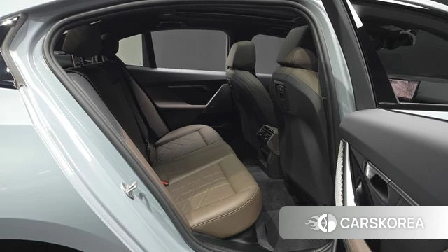 BMW 5 Series (G60) 2025 Серебристо-серый из Кореи, фото 2