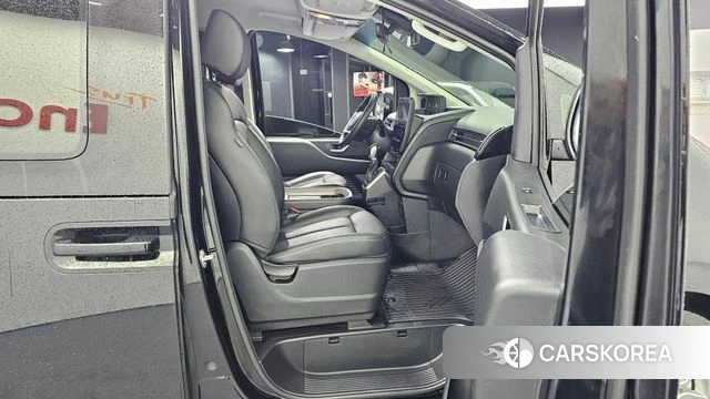 Hyundai Staria 2023 Черный из Кореи, фото 2