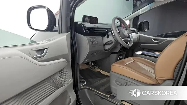 Hyundai Staria 2023 Черный из Кореи, фото 2