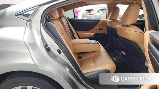 Lexus ES300h 7th generation 2022 Песочный из Кореи, фото 2