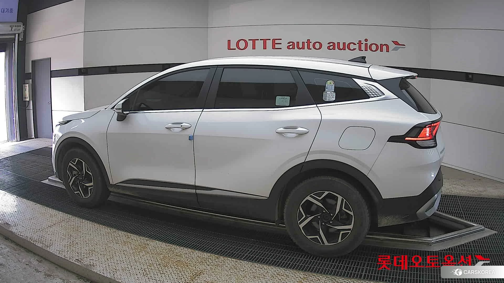 Kia Sportage 2024 Snow White Pearl из Кореи, фото 2