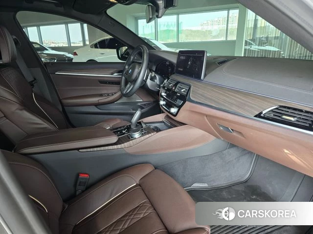 BMW 5 Series (G30) 2021 Серебристо-серый из Кореи, фото 2