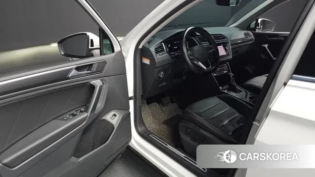 Volkswagen Tiguan second Generation 2022 Белый из Кореи, фото 2