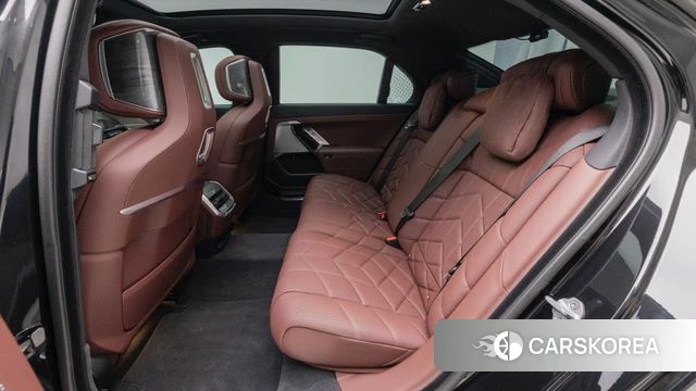BMW 7 Series (G70) 2024 Черный из Кореи, фото 2