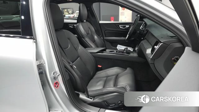 Volvo S60 3rd generation 2022 Серебристо-серый из Кореи, фото 2