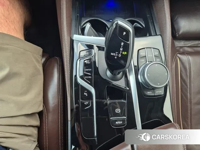 BMW 5 Series (G30) 2021 Серебристо-серый из Кореи, фото 2