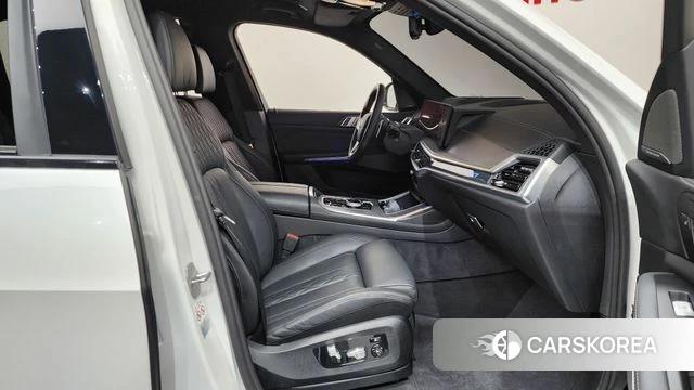 BMW X7 (G07) 2023 Белый из Кореи, фото 2