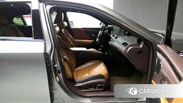 Lexus ES300h 7th generation 2018 Серебряный из Кореи, фото 2