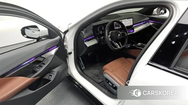 BMW 5 Series (G60) 2024 Белый из Кореи, фото 2