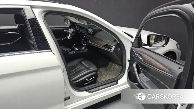 BMW 5 Series (G30) 2018 Белый из Кореи, фото 2