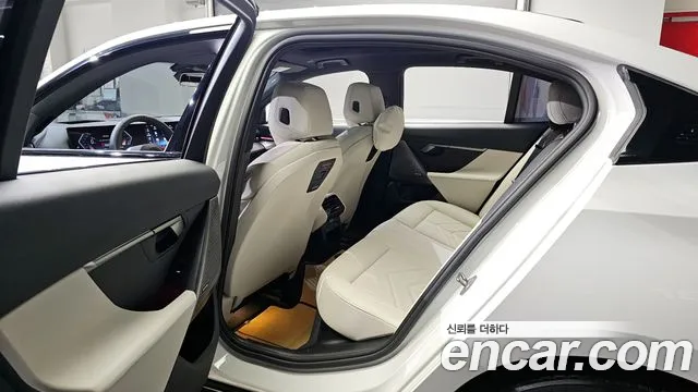 BMW 5 Series (G60) 2024 Белый из Кореи, фото 2